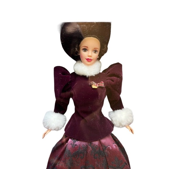 Holiday Traditions Barbie (1996); Holiday Homecoming Collection Series - Picture 2 of 7